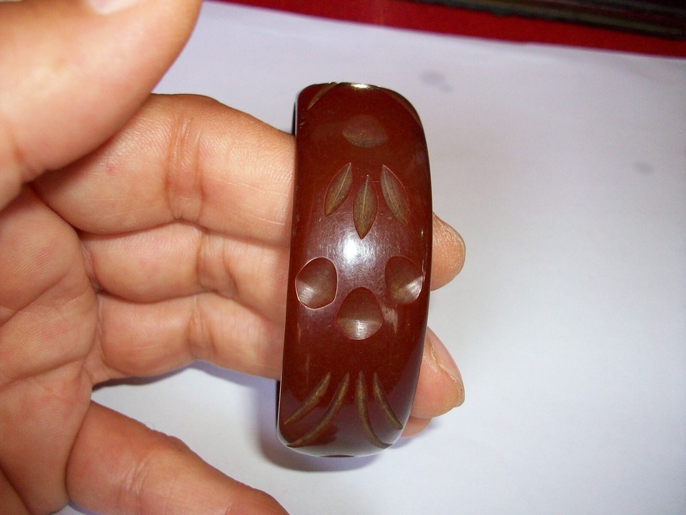 VINTAGE CARVED BAKELITE BANGLE, BRACELET SIMICHROME TESTED