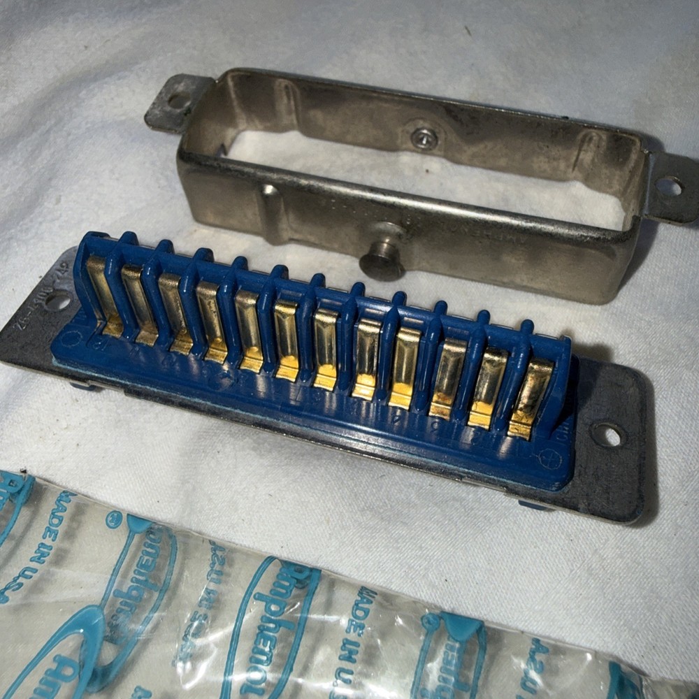 AMPHENOL 26-4100-24P Rectangular Power Connector New