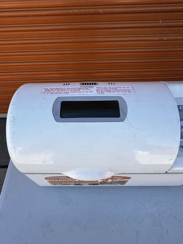 Zojirushi Bread Machine White 2 lb Crust Control Timer Cake Function bbcc-v20