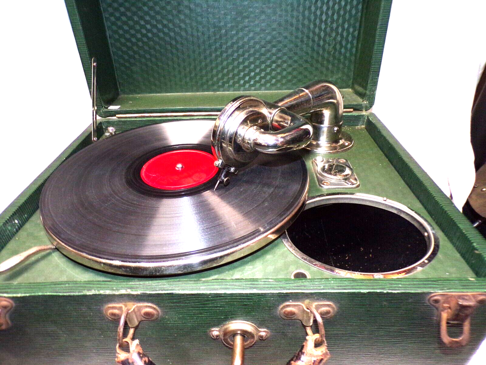 BRUNSWICK PORTABLE DISC PHONOGRAPH MODEL 102