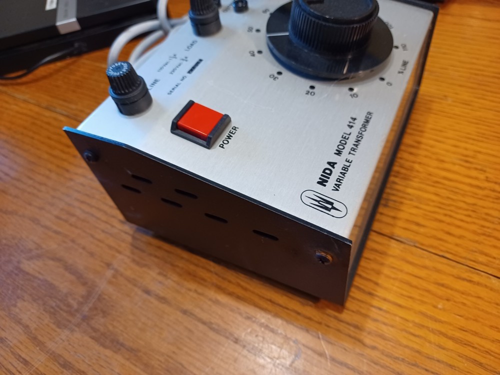 NIDA Model 414 Variable Transformer - 110VAC: 1 1/2A, 220VAC: 3/4A
