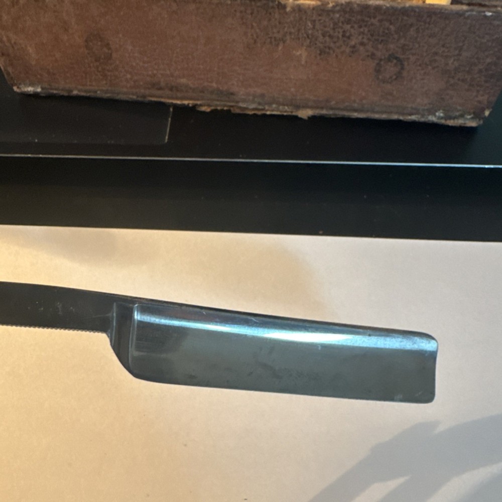 Bismarck 406 Straight Razor with Cream Handle