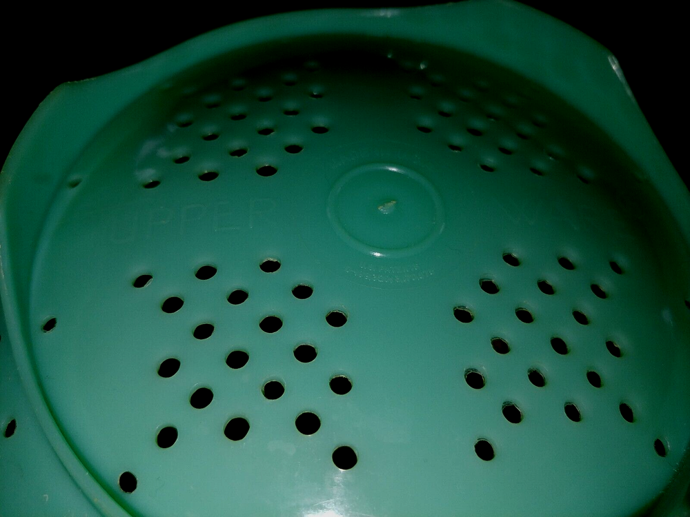 TUPPER WARE GREEN STRAINER WITHOUT THE LID-9" DIAMETER-GENTLY USED