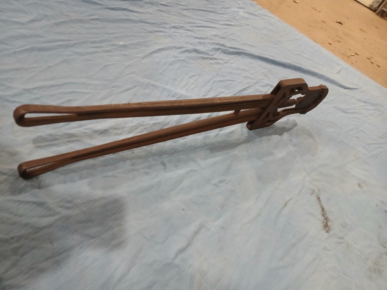 Vintage Cast Iron Bull Cattle Dehorning Horn Cutter