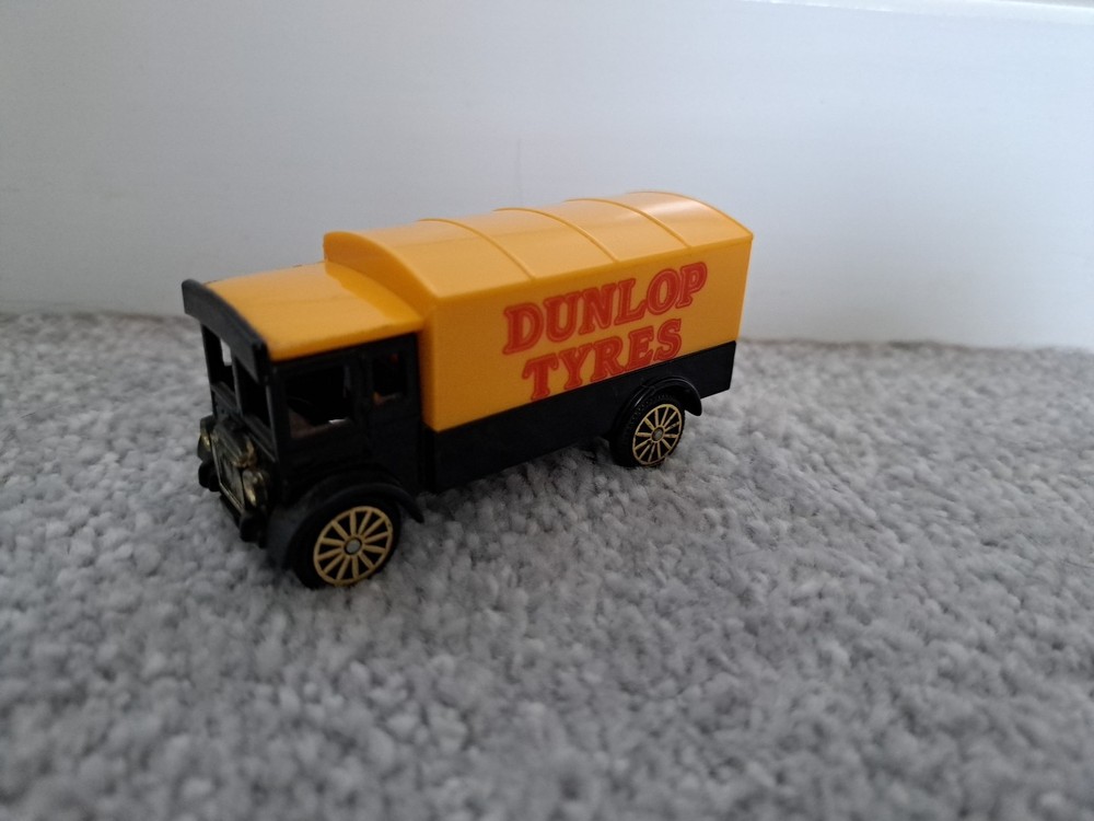 Corgi A.E.C. Van Dunlop Tyres Model