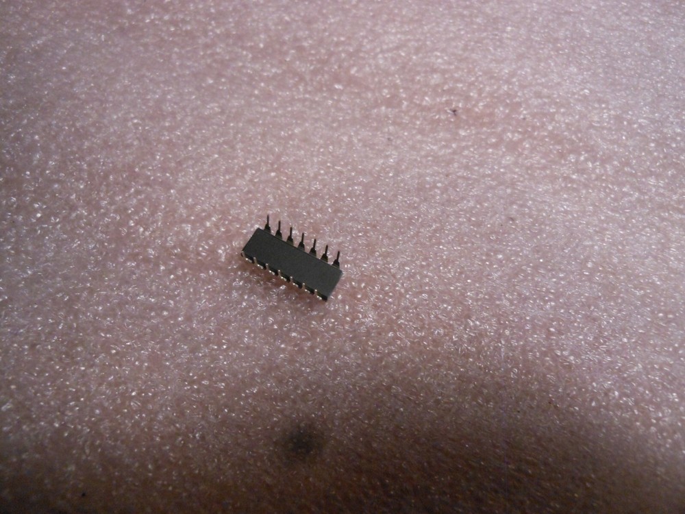 PHILIPS MICROCIRCUIT (25 PC LOT) PART # 74HC04N