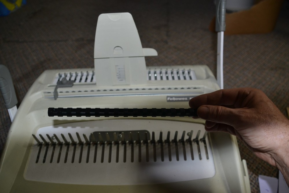 Fellowes PB400 Punch Comb Binding Combo Machine