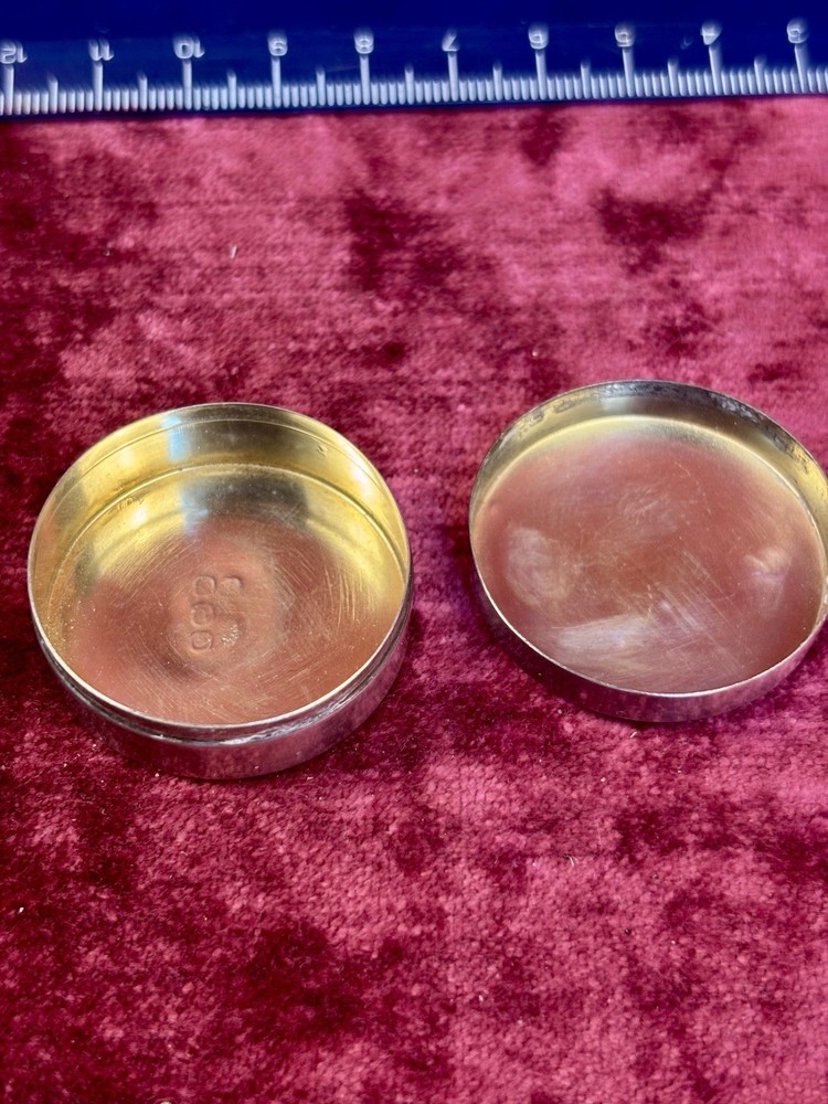 A Lovely Solid Silver Hallmarked Pill Box. Detachable Lid. 1925. Gilt Interior.