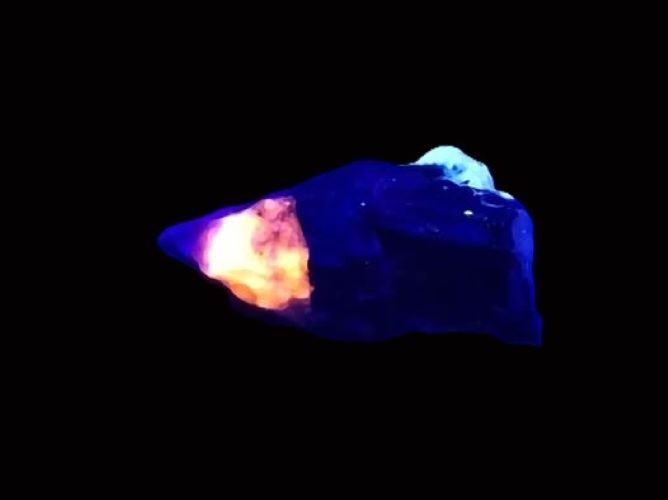 CALCITE ECC.. FLUORESCENT MINERAL LONG  WAVE FROM CANADA