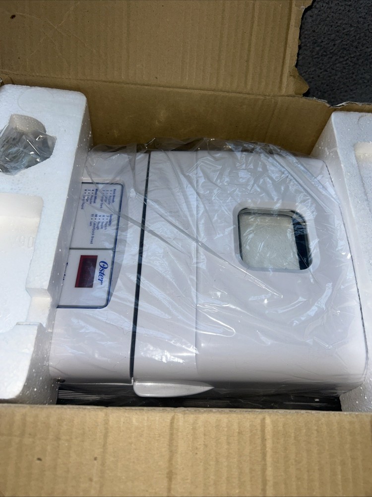 Oster Compact Breadmaker Makes 1 lbs & 1.5 lbs Loaves Model: 5815 OPEN BOX