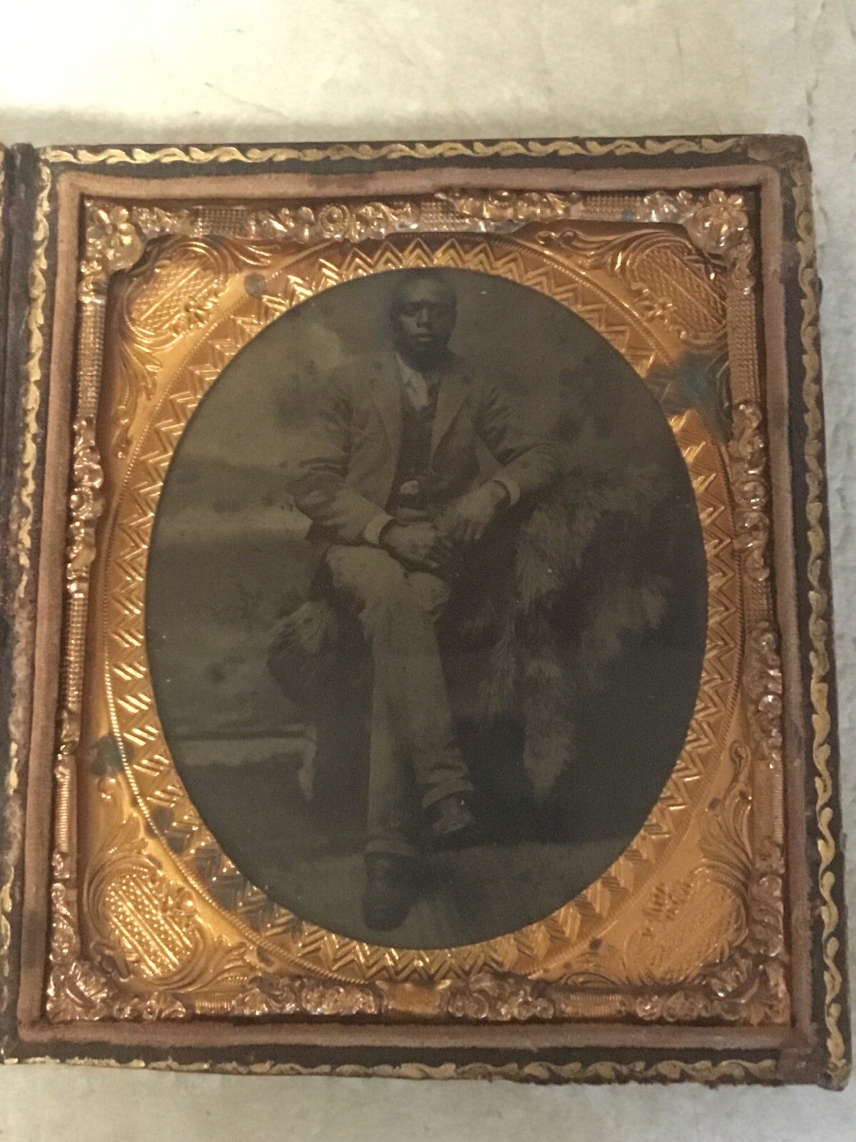 1800 HANDSOME WELL DRESSED AFRICAN AMERICAN MAN SUIT FUR RUG Tin Type Photo