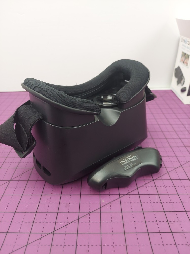 Cynoculars Virtual Reality Headset and Wireless Remote Pre-Owned