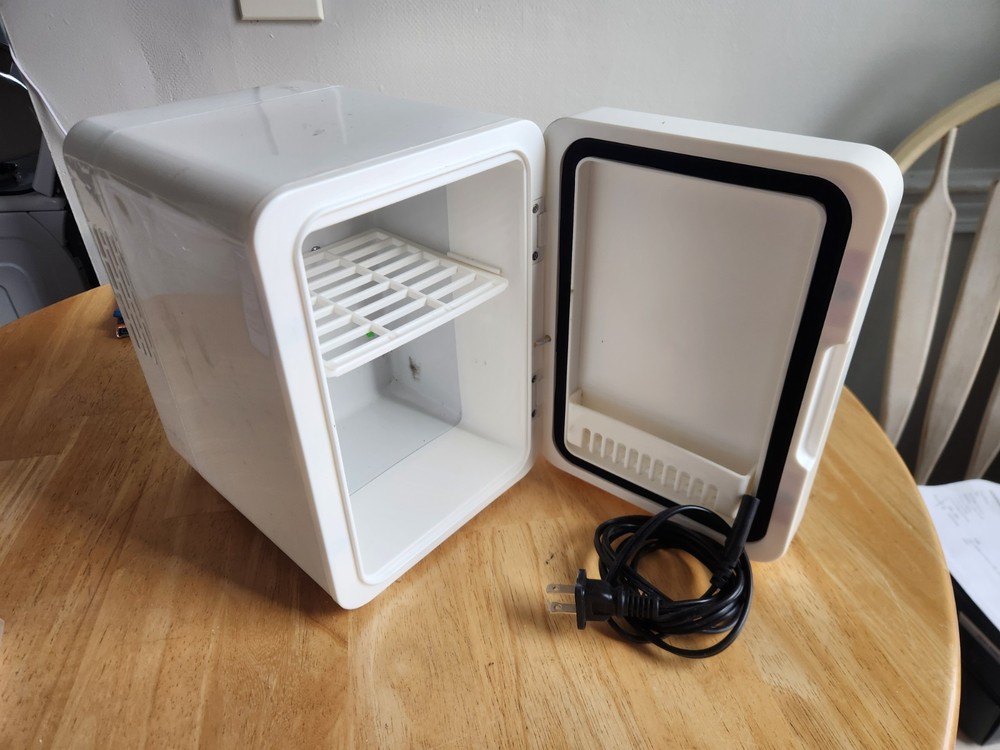Cutieworld Compact Mini Fridge/warmer