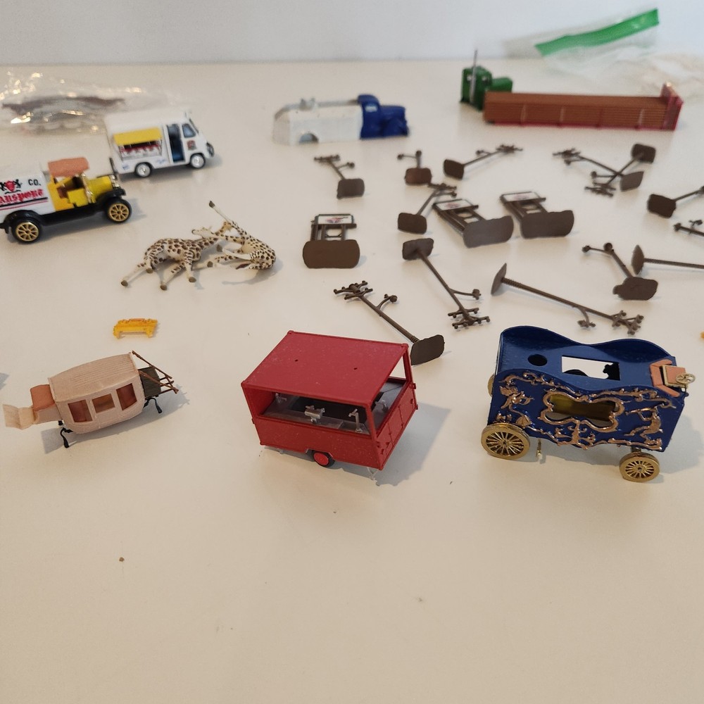 HO Train Scale Model Vehicle and Accessory Lot