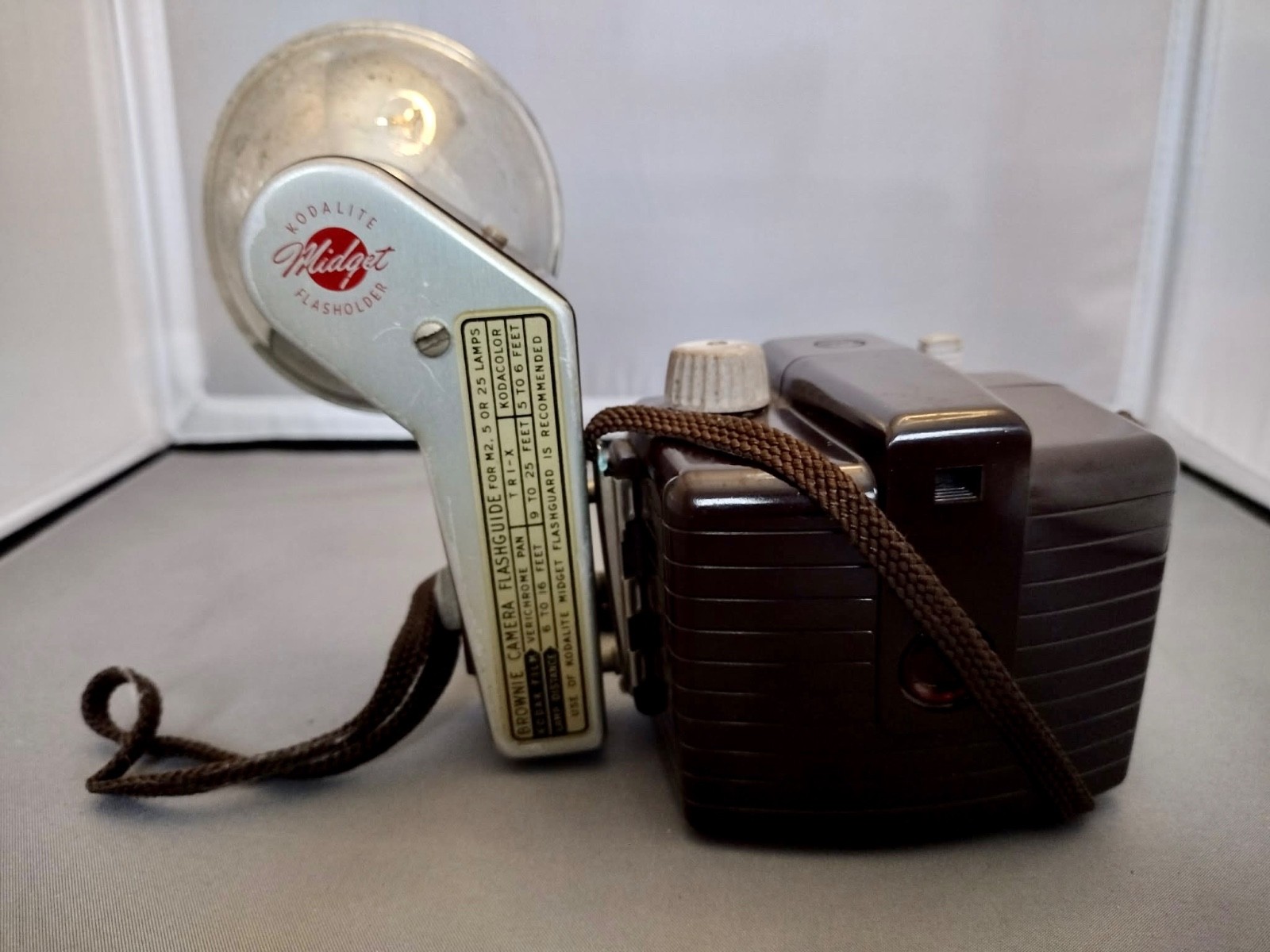 VINTAGE KODAK BROWNIE HOLIDAY FLASH CAMERA Bakelite 1950'S UNTESTED