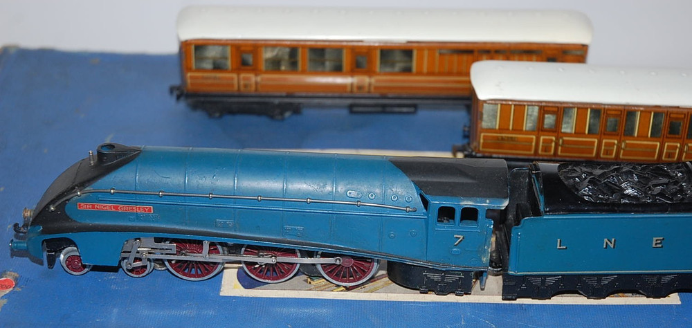 HORNBY DUBLO EDP PASSENGER TRAIN SET 'SIR NIGEL GRESLEY' BOXED