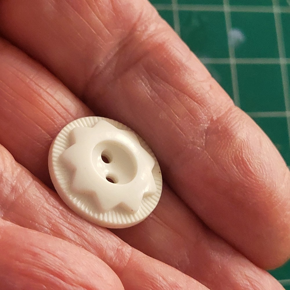 Colt # 6 button white confirmed 3/4" excellent condition flower sew thru