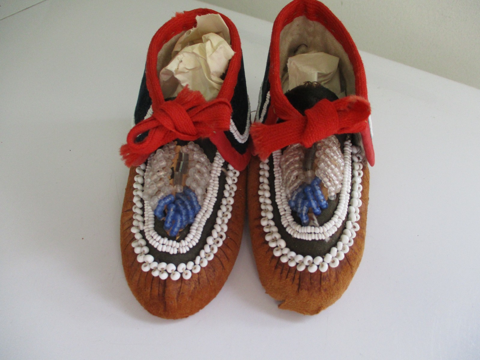 COLLECTIBLE NATIVE AMERICAN INDIAN BEADED CHILD's MOCCASINS