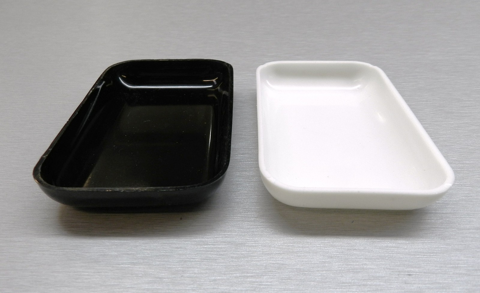Sorting Trays Plastic for Diamonds Beads Gemstones White & Black Open Trays 2 pc