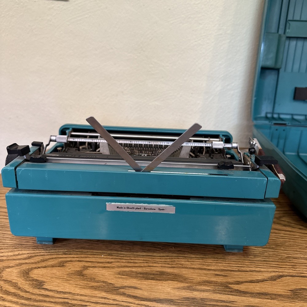 Olivetti Underwood Studio 45 VTG Typewriter Teal with Case ~ Untested