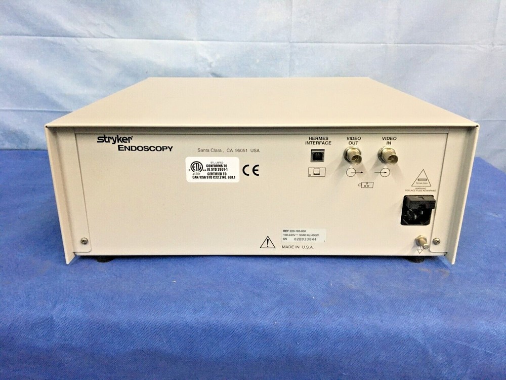 Stryker Endoscopy x6000 Light Source 220-185-000. Bulb Hours: 229