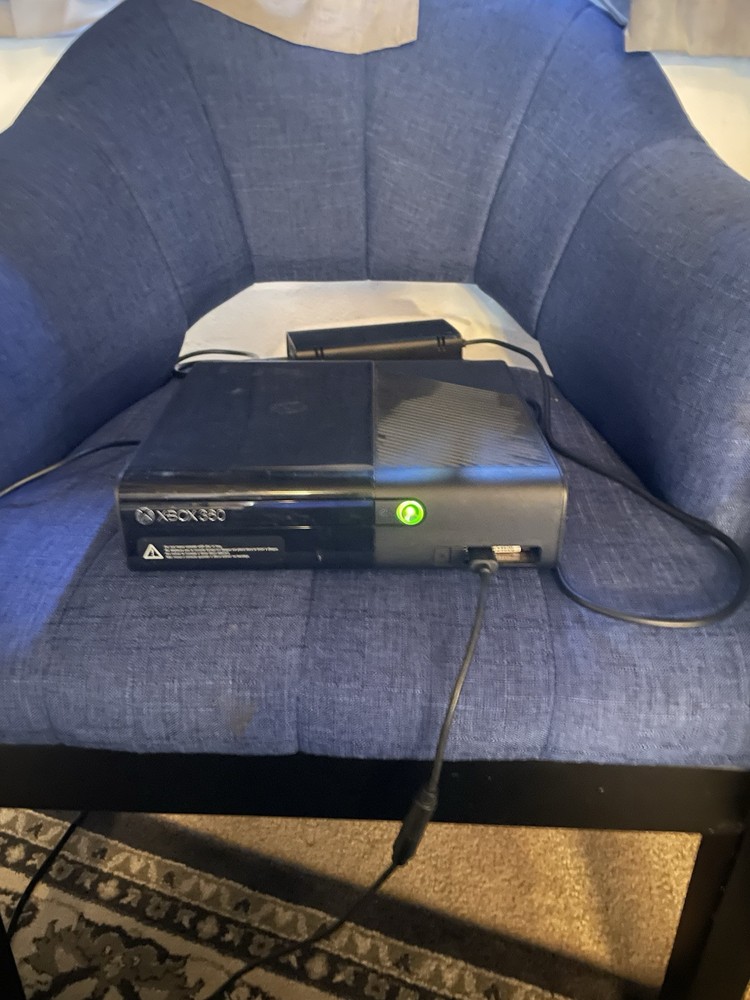 xbox 360 with two controllers Read Desc