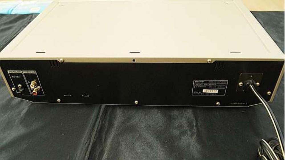 SONY CDP-XE900 | Compact Disc (CD) Player in Good Condition