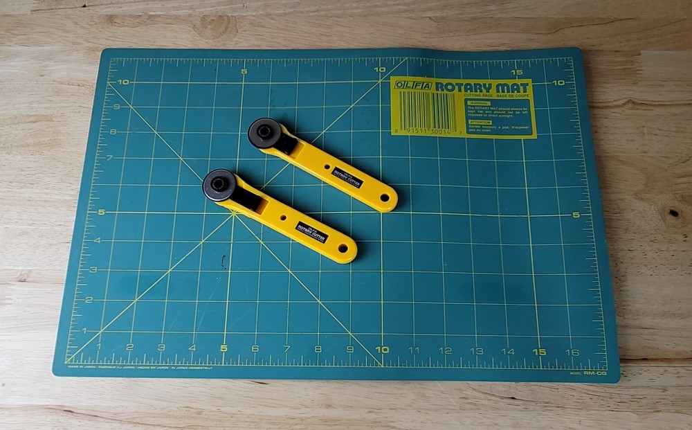 OLFA ROTARY CUTTING MAT & 2 CUTTERS