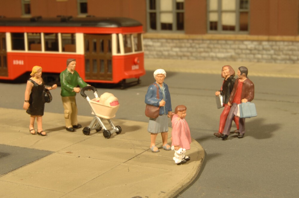 NEW Bachmann Strolling Figures HO Scale