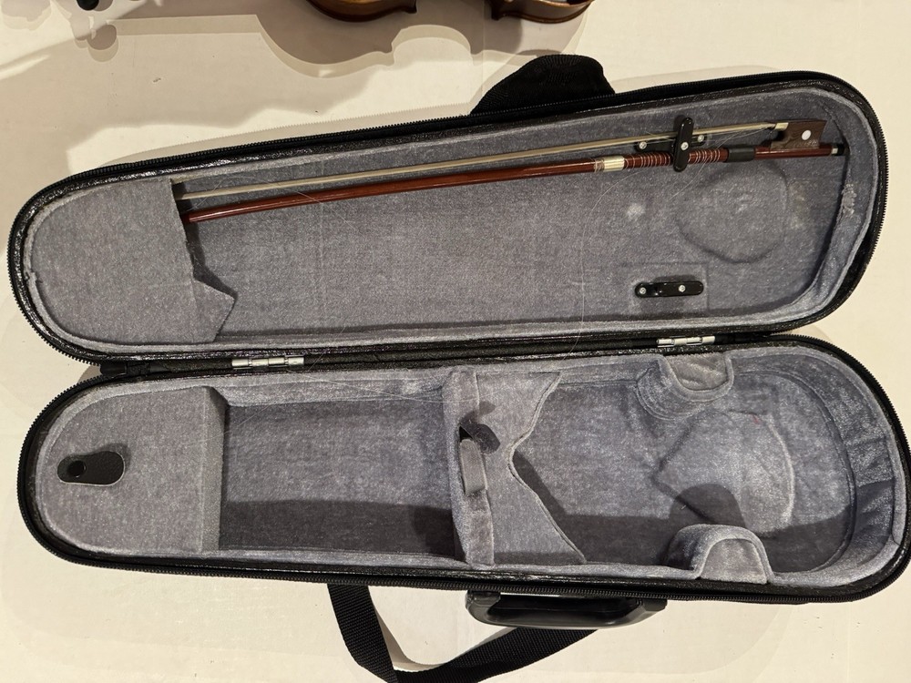 4-Strings 1/8 Violin w/ Backpack Case and Bow.