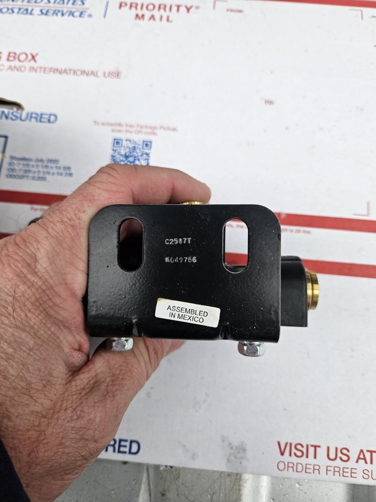 GENUINE INTERNATIONAL Bendix 3518868C2 Quick Release Valve Pushlock new open box