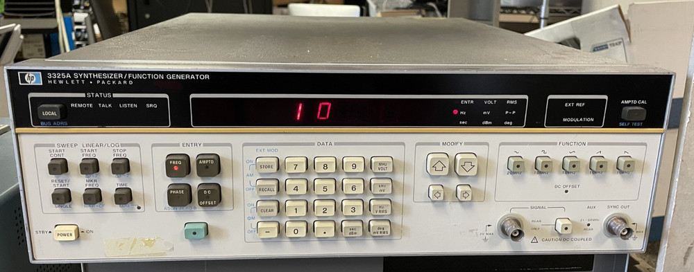 HP Hewlett Packard Synthesizer Function Generator 3325A Two Missing Feet
