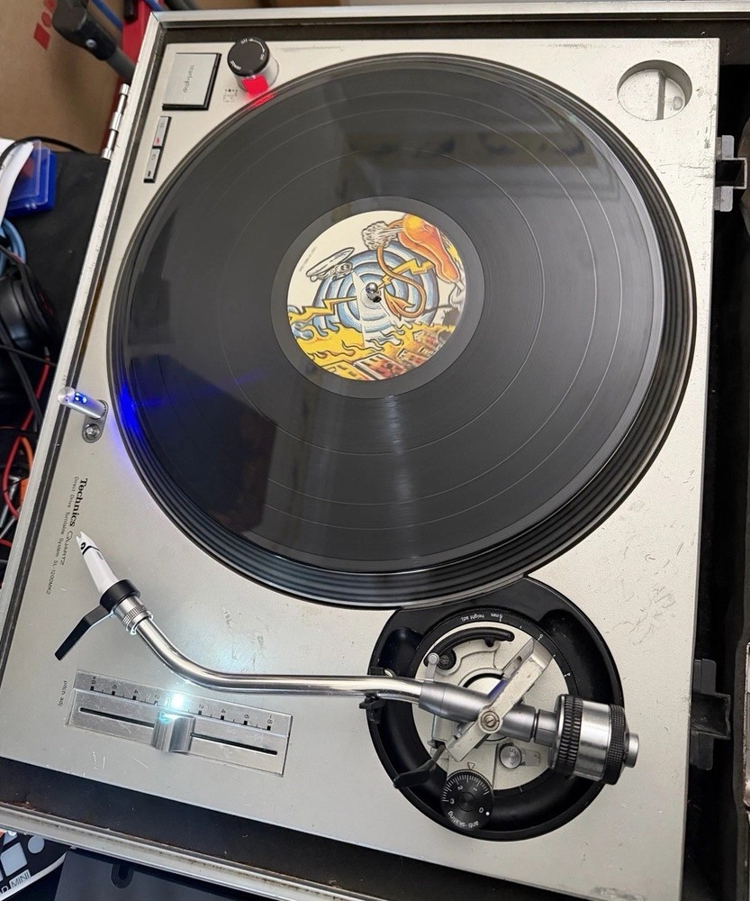 Technics 1200 MK2 Turntable w/Slip mat and needle-Functional