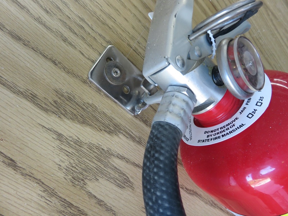 ✅🔥🧯2-CHROME UNIVERSAL WALL MOUNT 2 ½-5lb. SIZE FIRE EXTINGUISHER BRACKET NEW