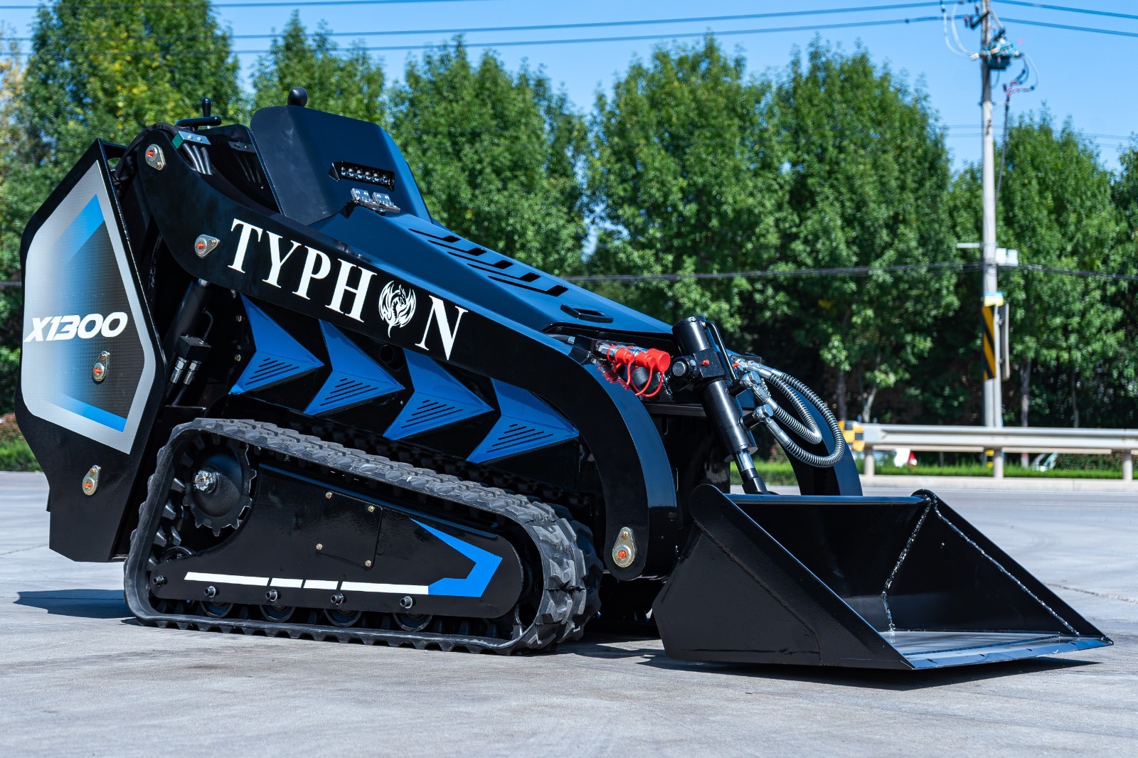 3040lbs TYPHON STOMP X1300 25HP Kubota D1105 EPA Diesel Mini Skid Steer Loader