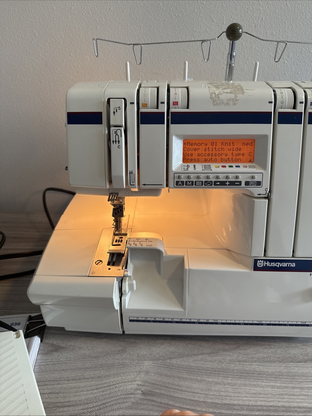 Husqvarna Viking Huskylock 936 Serger Sewing Machine Pedal Manual Extras Works