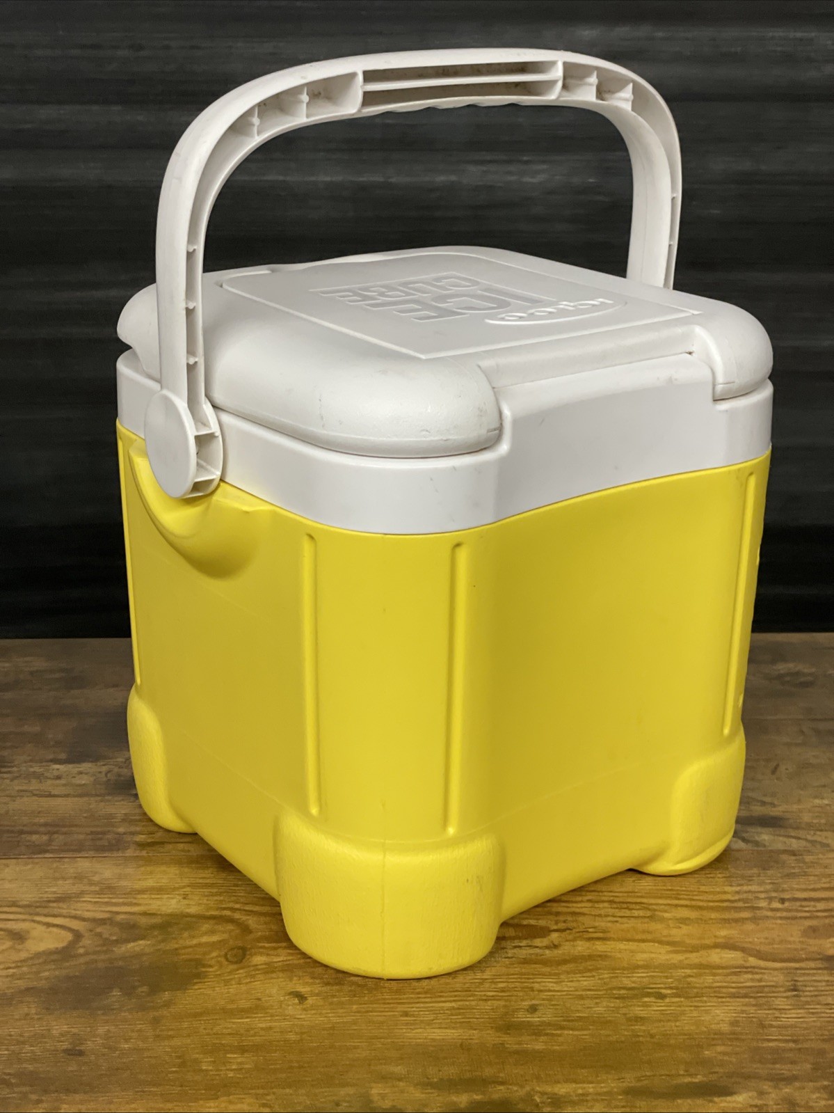 Igloo SHITI EMBLEM Ice Cube Yellow & White Cooler 12qt ~ 14 Cans