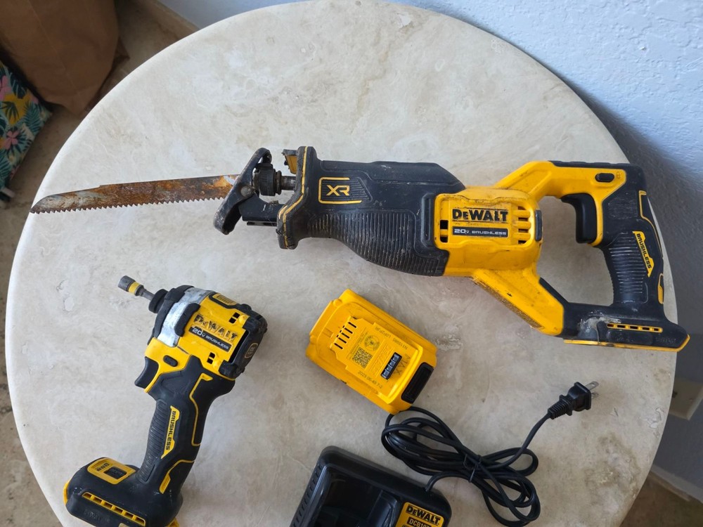 DeWalt DCS382, DCF850, DCB107