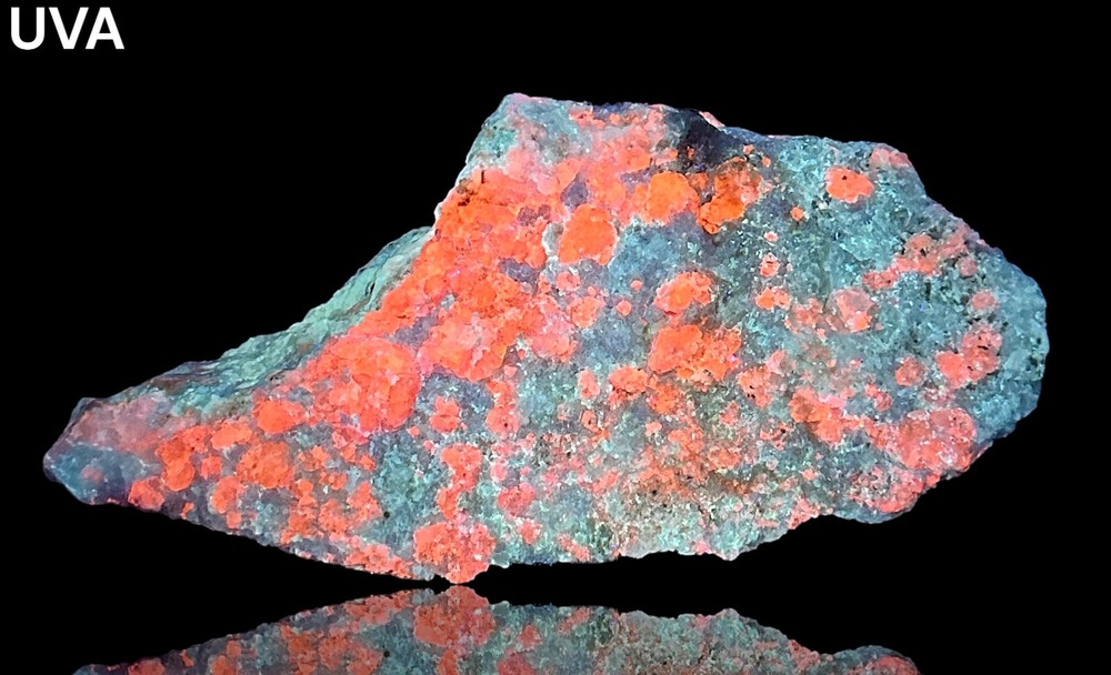 752 Gr. Fluorescent Phosphorescent Tenebrescent Hackmanite Crystals, Unknown