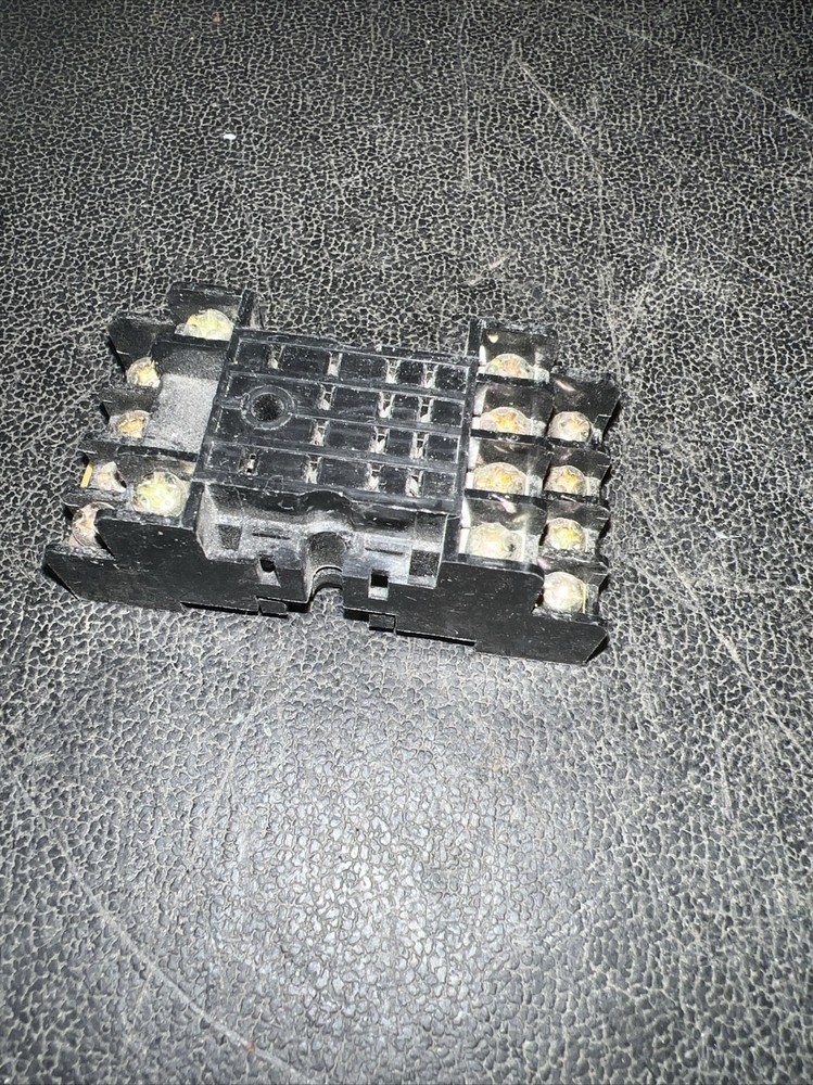 YOUNG NDSQ-14 7AMP 300V RELAY SOCKET