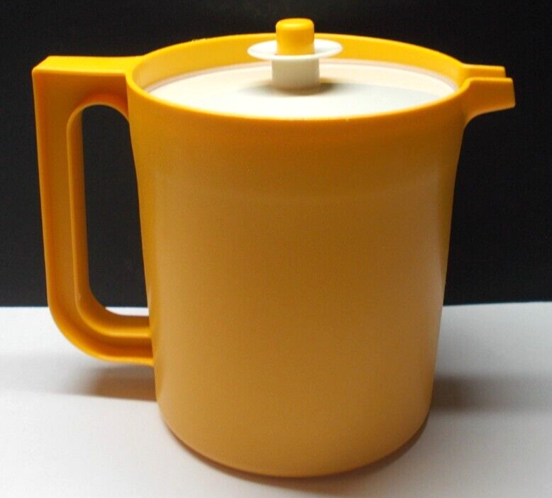 Tupperware 1575 Yellow 1.5 Quart Round Pitcher Pop Top Lid