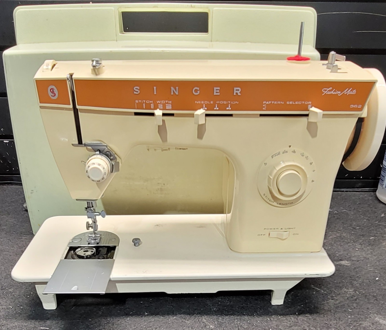 Singer Sewing Machine Fashion Mate 362 (made in Italy) - Used machine -Turns on