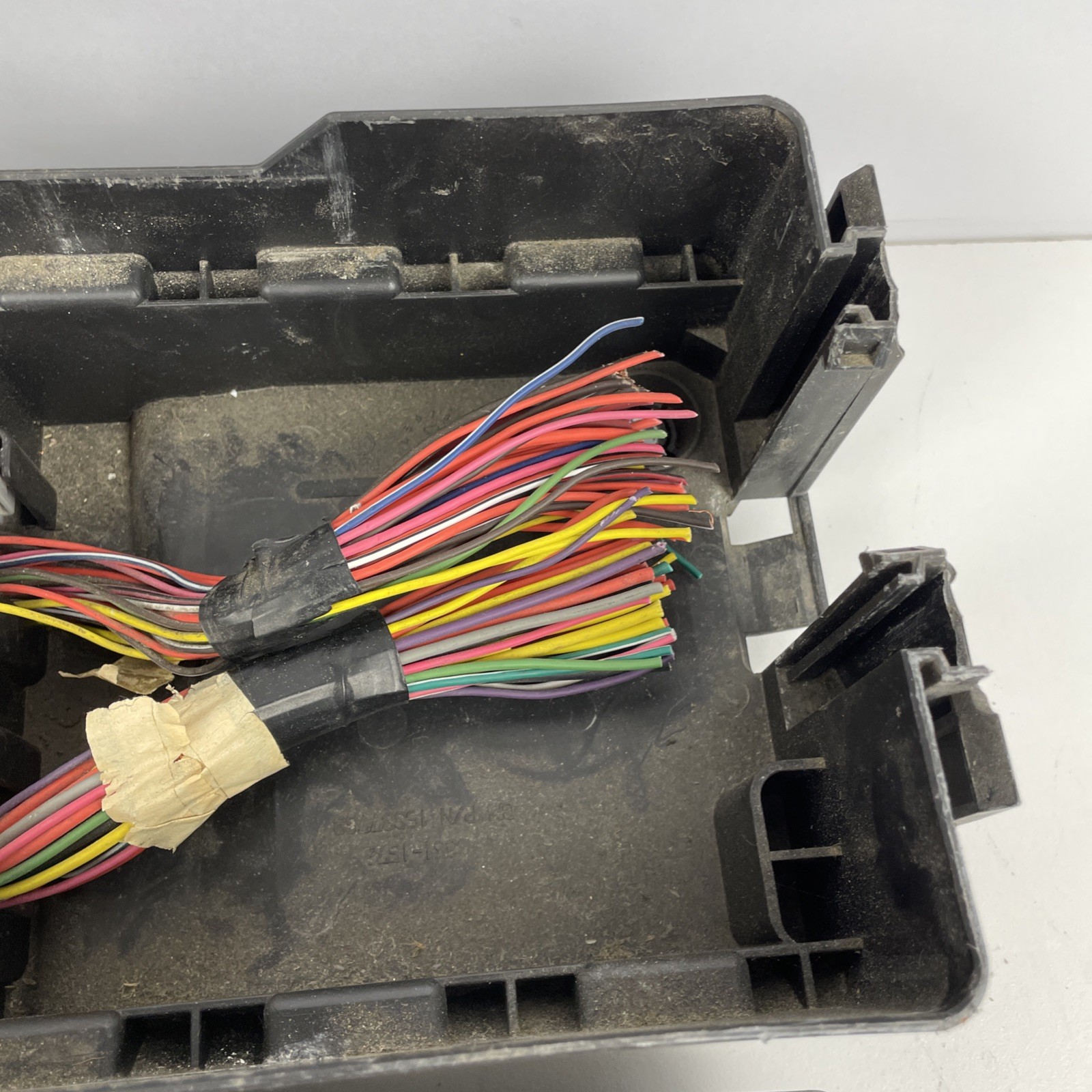 2008 Hummer H3 GM OEM 3.7L Fuse Box-Fuse Relay Box & lid 15906627 USED OEM