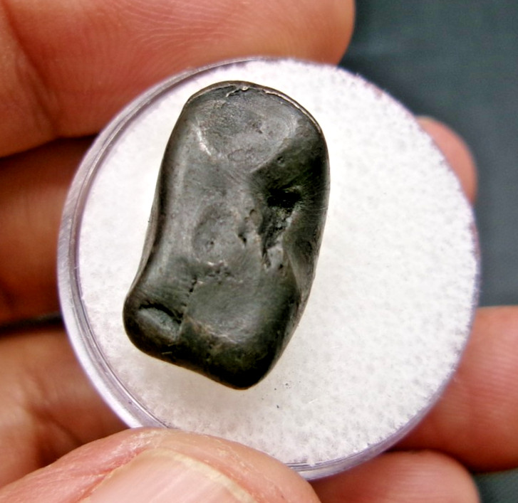 ORIENTED 7.21 gram - Sikhote Alin Meteorite Individual - 1947 fall in Russia