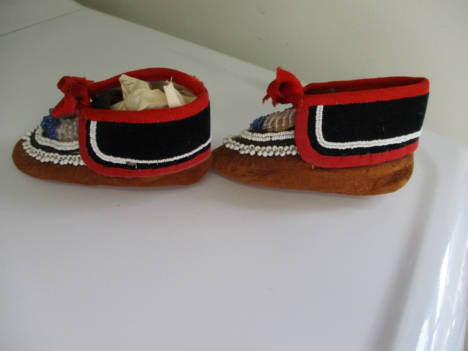 COLLECTIBLE NATIVE AMERICAN INDIAN BEADED CHILD's MOCCASINS