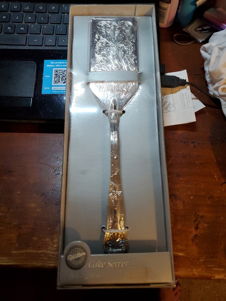 Wilton Cake Server in Original Box -- never used Extra Nice