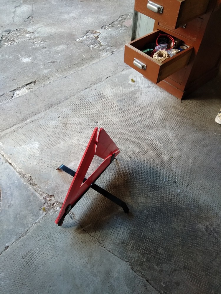 EMERGENCY TRIANGLE ROAD SIGN CAR as pictured