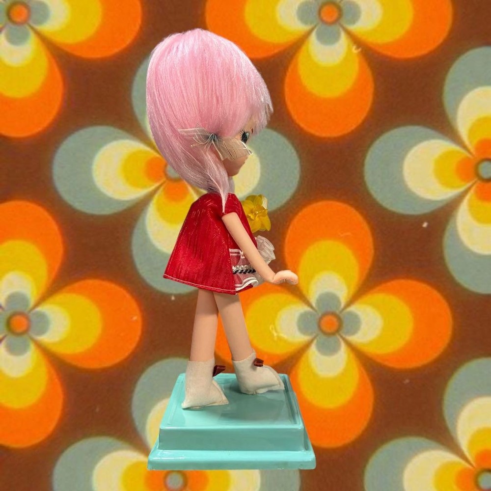 Retro pose doll Herohero doll