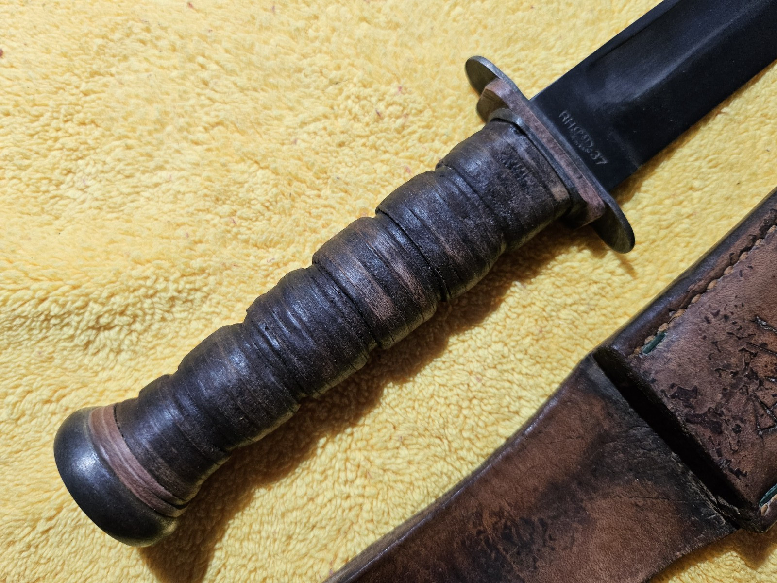 WW II US Navy Pal RH-37 Red Spacer 7" Blade & Leather Sheath. FREE SHIP.