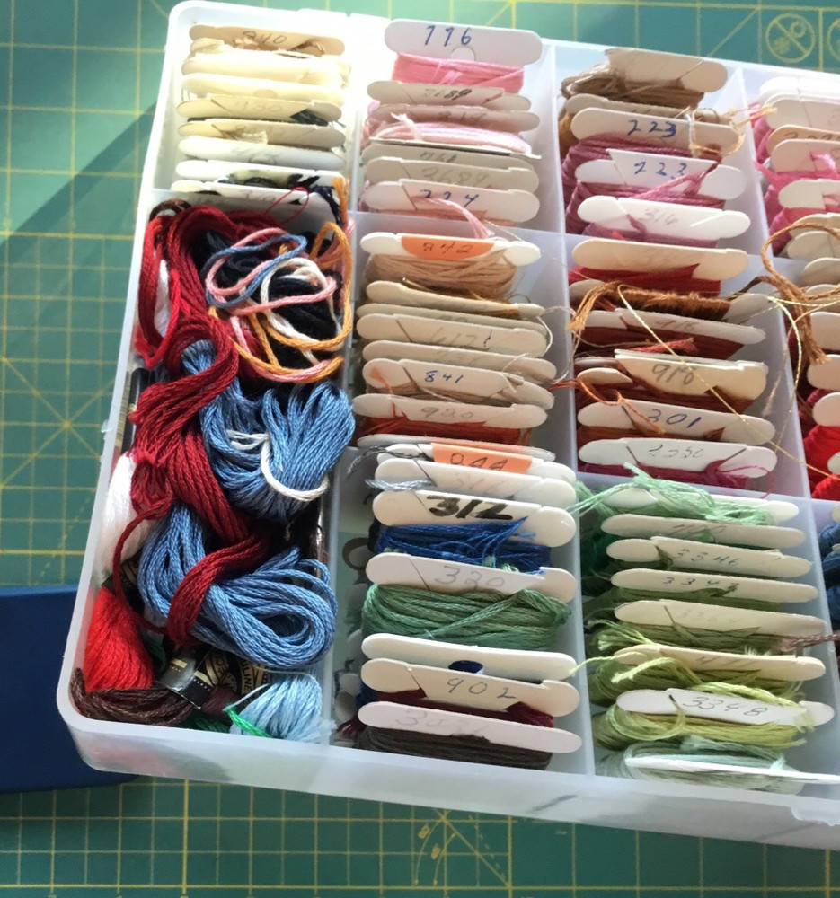 PLASTIC CASE 150? EMBROIDERY FLOSS THREAD SAMPLES WITH NUMBERS ALL COLORS